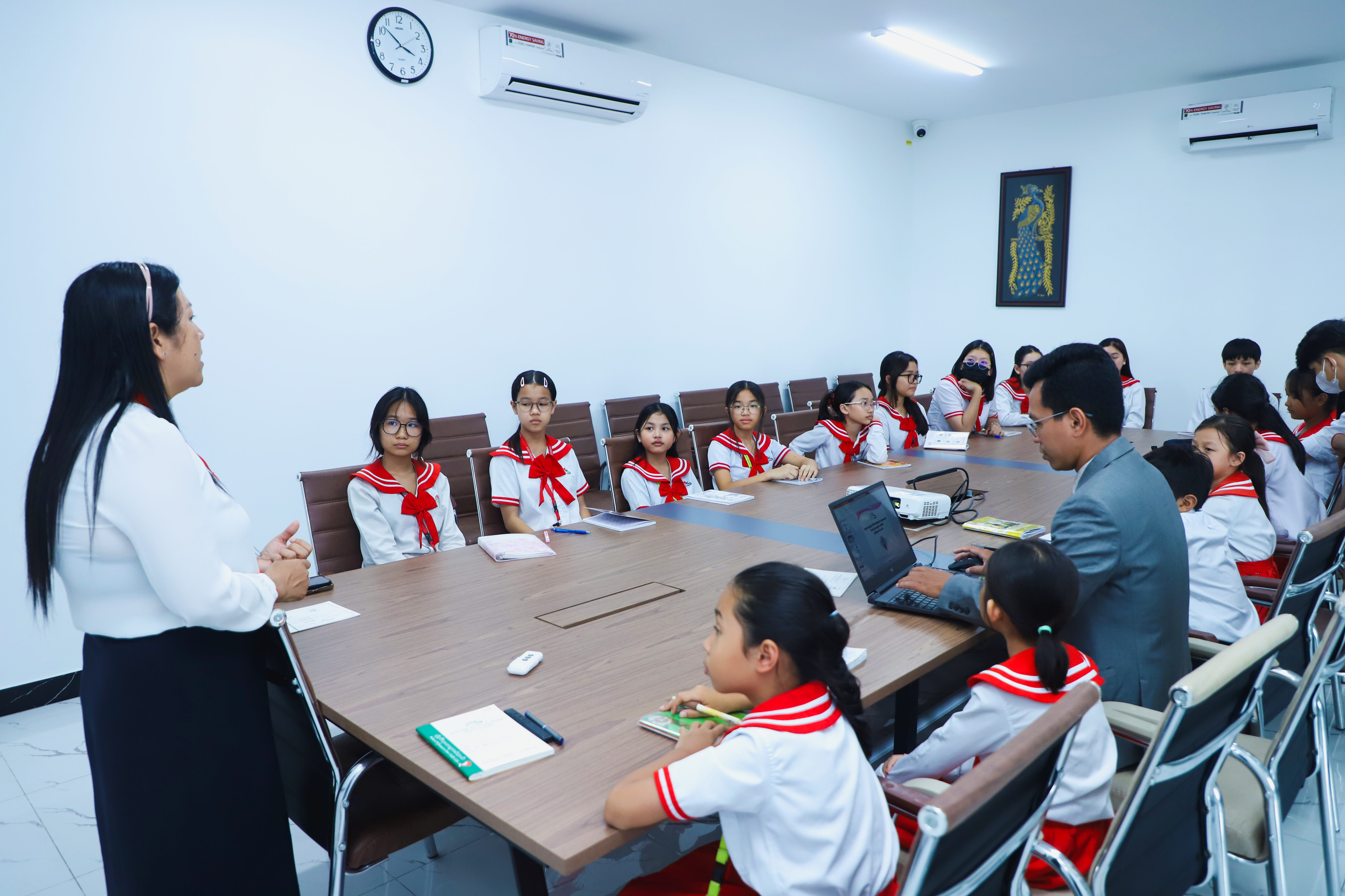 ការប្រជុំប្រធាន អនុប្រធានថ្នាក់ ពីថ្នាក់ទី៣ ដល់ទី១២ ស្ដីពី៖ តួនាទី និងទំនួលខុសត្រូវរបស់ប្រធាន និងអនុប្រធានថ្នាក់